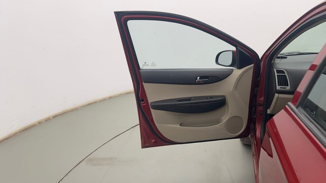 Second-hand 2014 Hyundai i20 Sportz 1.4 CRDi for sale in Kolkata-24