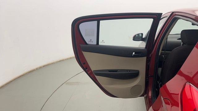 Second-hand 2014 Hyundai i20 Sportz 1.4 CRDi for sale in Kolkata-23