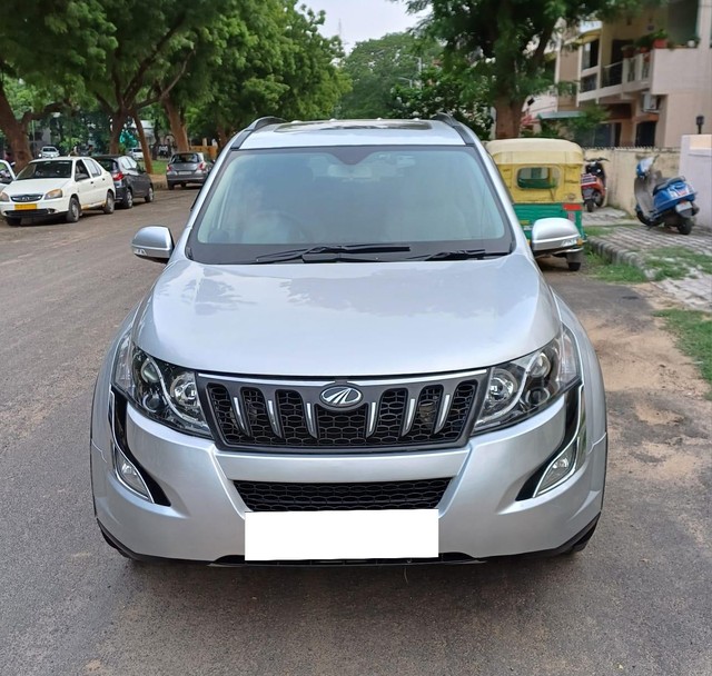 Second-hand 2017 Mahindra XUV500 R W10 FWD for sale in Ahmedabad-4