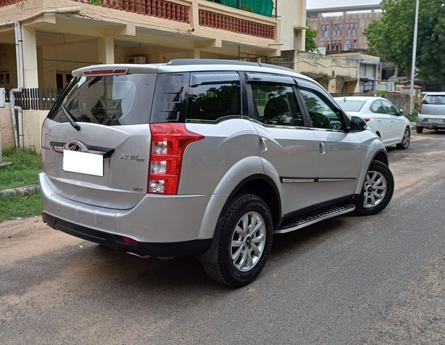 Second-hand 2017 Mahindra XUV500 R W10 FWD for sale in Ahmedabad-9
