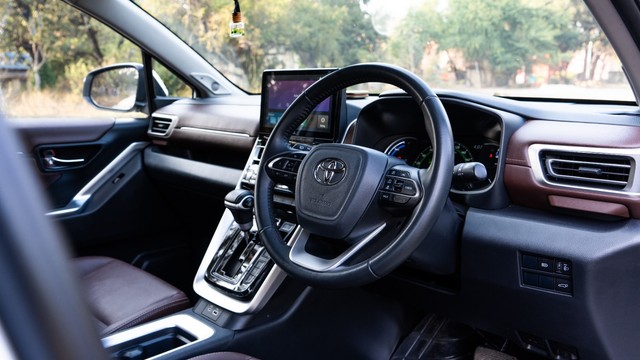 Second-hand 2024 Toyota Innova Hycross ZX(O) Hybrid for sale in New Delhi-11