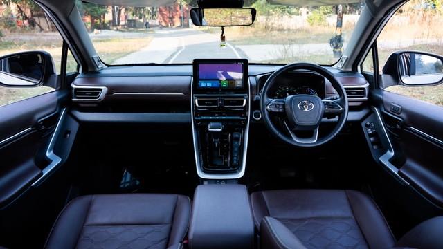 Second-hand 2024 Toyota Innova Hycross ZX(O) Hybrid for sale in New Delhi-16