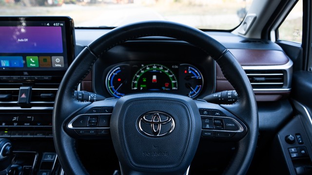 Second-hand 2024 Toyota Innova Hycross ZX(O) Hybrid for sale in New Delhi-4