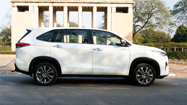 Second-hand 2024 Toyota Innova Hycross ZX(O) Hybrid for sale in New Delhi-1