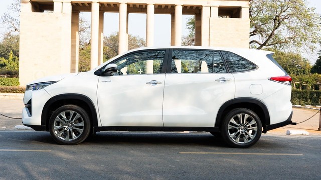 Second-hand 2024 Toyota Innova Hycross ZX(O) Hybrid for sale in New Delhi-2