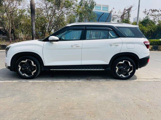 Second-hand 2024 Hyundai Alcazar Signature (O) 7-Seater Diesel AT for sale in Mumbai-3