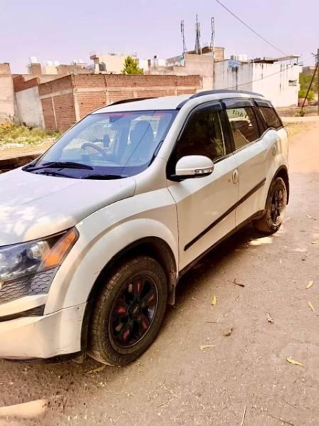 Second-hand 2013 Mahindra XUV500 W8 FWD for sale in Morena-6