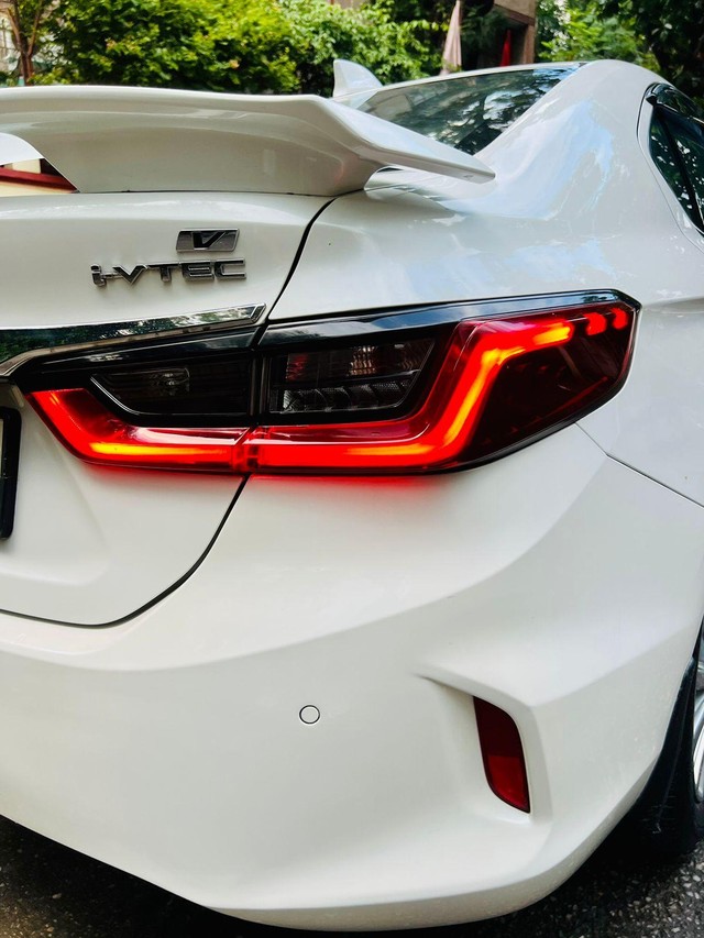 Second-hand 2021 Honda City V MT for sale in New Delhi-8