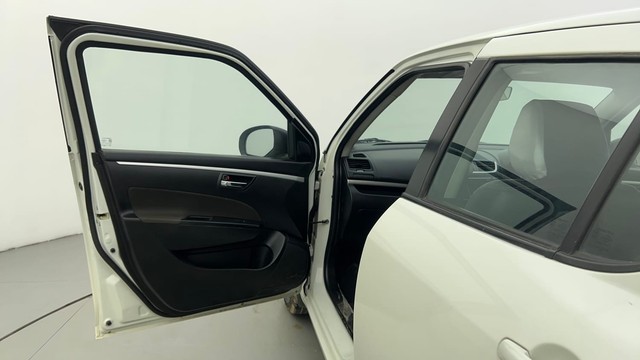 Second-hand 2017 Maruti Swift ZXI for sale in Ahmedabad-23