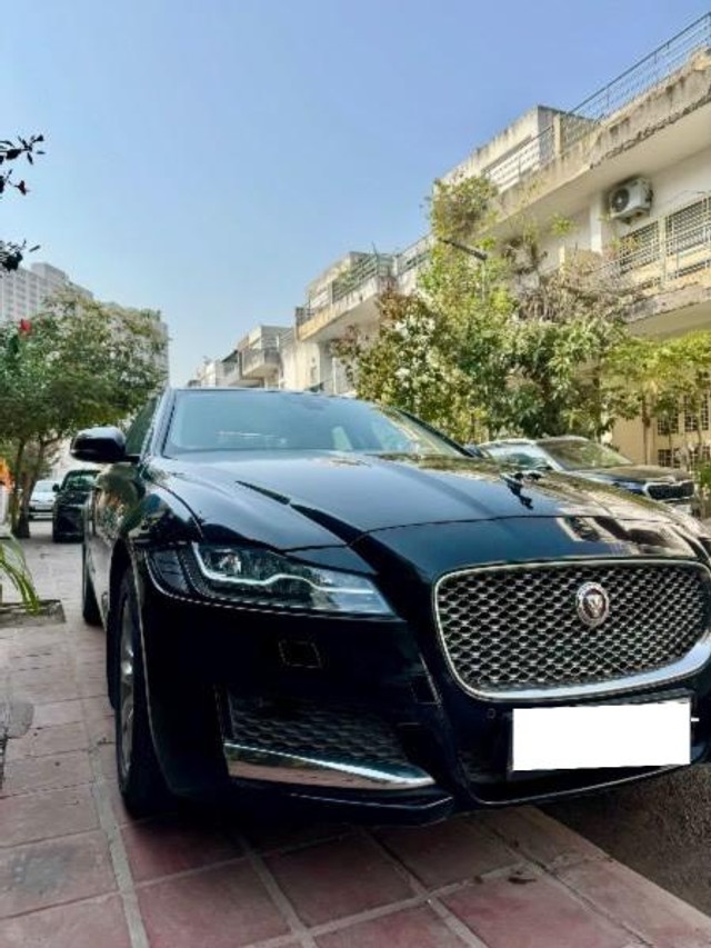 Second-hand 2018 Jaguar XF 2.0 Diesel Prestige for sale in Greater Noida-11