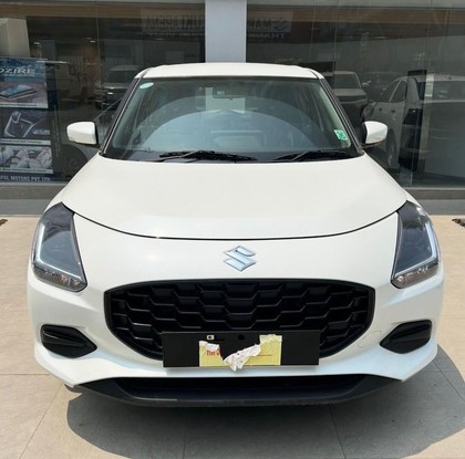 Second-hand 2025 Maruti Swift VXi Opt AMT for sale in New Delhi