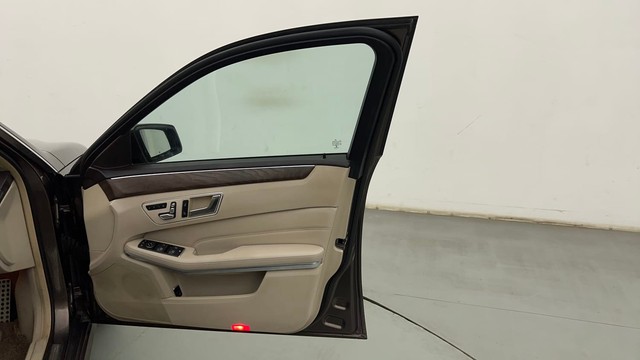 Second-hand 2016 Mercedes-Benz E-Class E250 CDI Avantgarde for sale in Pune-16