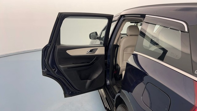 Second-hand 2022 Mahindra XUV700 AX7 Diesel AT Luxury Pack BSVI for sale in Lucknow-31