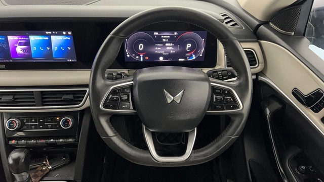 Second-hand 2022 Mahindra XUV700 AX7 Diesel AT Luxury Pack BSVI for sale in Lucknow-27