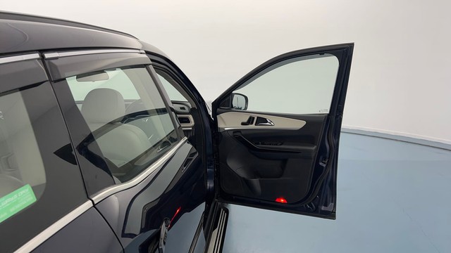 Second-hand 2022 Mahindra XUV700 AX7 Diesel AT Luxury Pack BSVI for sale in Lucknow-16