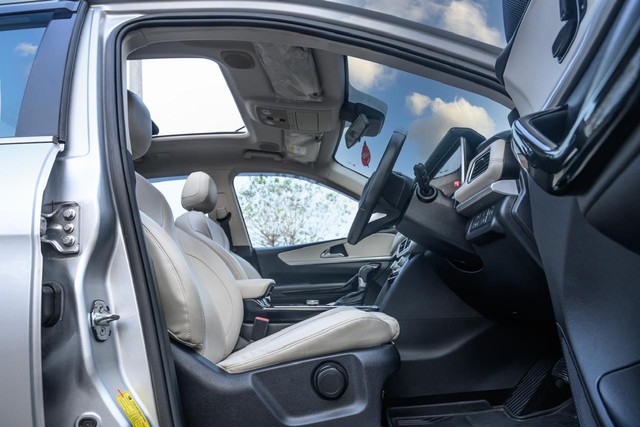 Second-hand 2022 Mahindra XUV700 AX7 Diesel AT Luxury Pack AWD BSVI for sale in Mumbai-10