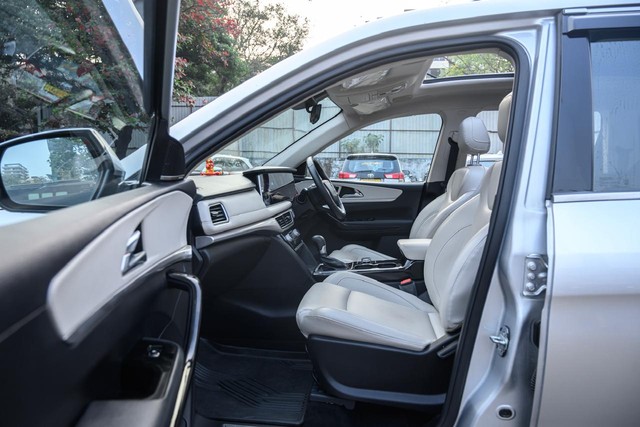 Second-hand 2022 Mahindra XUV700 AX7 Diesel AT Luxury Pack AWD BSVI for sale in Mumbai-20