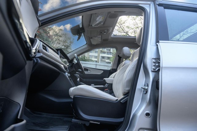 Second-hand 2022 Mahindra XUV700 AX7 Diesel AT Luxury Pack AWD BSVI for sale in Mumbai-9