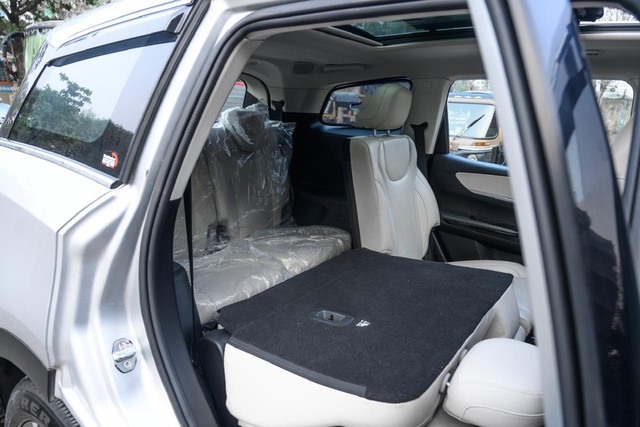 Second-hand 2022 Mahindra XUV700 AX7 Diesel AT Luxury Pack AWD BSVI for sale in Mumbai-8