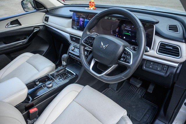 Second-hand 2022 Mahindra XUV700 AX7 Diesel AT Luxury Pack AWD BSVI for sale in Mumbai-17