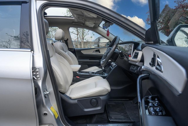 Second-hand 2022 Mahindra XUV700 AX7 Diesel AT Luxury Pack AWD BSVI for sale in Mumbai-16