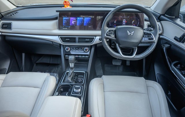 Second-hand 2022 Mahindra XUV700 AX7 Diesel AT Luxury Pack AWD BSVI for sale in Mumbai-15