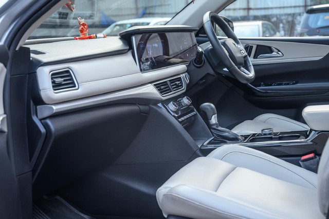 Second-hand 2022 Mahindra XUV700 AX7 Diesel AT Luxury Pack AWD BSVI for sale in Mumbai-5