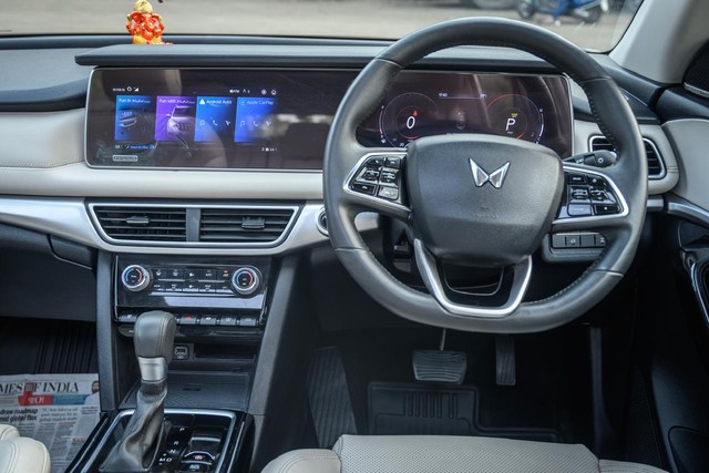 Second-hand 2022 Mahindra XUV700 AX7 Diesel AT Luxury Pack AWD BSVI for sale in Mumbai-11