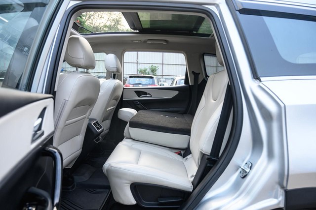 Second-hand 2022 Mahindra XUV700 AX7 Diesel AT Luxury Pack AWD BSVI for sale in Mumbai-7