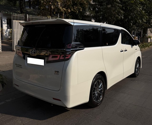 Second-hand 2023 Toyota Vellfire VIP Executive Lounge for sale in Bangalore-6