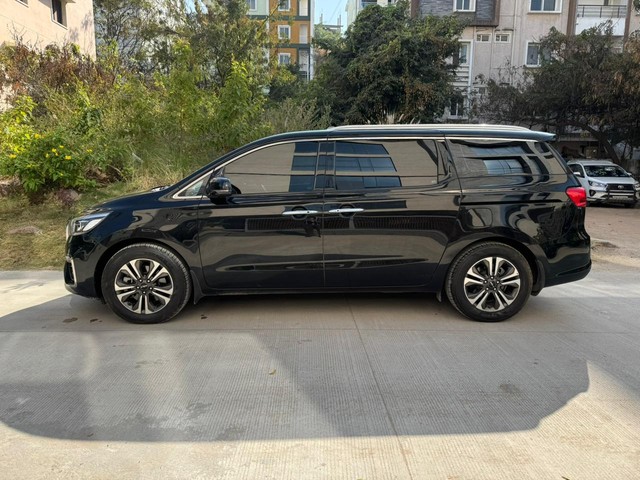 Second-hand 2022 Kia Carnival Limousine Plus for sale in Hyderabad-3