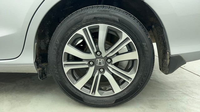 Second-hand 2023 Honda Amaze V CVT for sale in Chennai-19