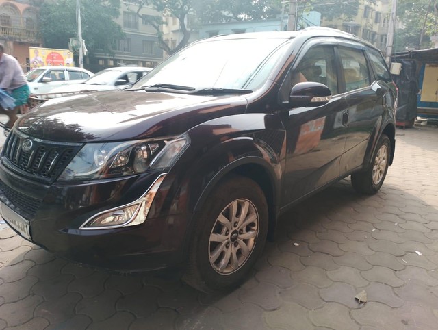Second-hand 2017 Mahindra XUV500 R W10 FWD for sale in Kolkata-2