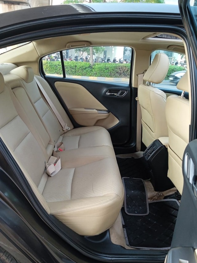 Second-hand 2017 Honda City i-VTEC CVT VX for sale in Ahmedabad-8