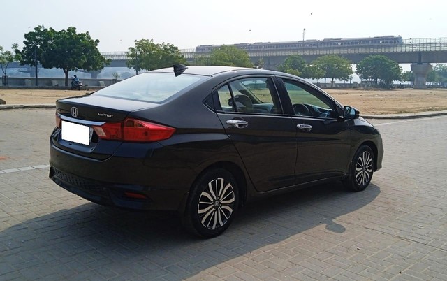 Second-hand 2017 Honda City i-VTEC CVT VX for sale in Ahmedabad-9