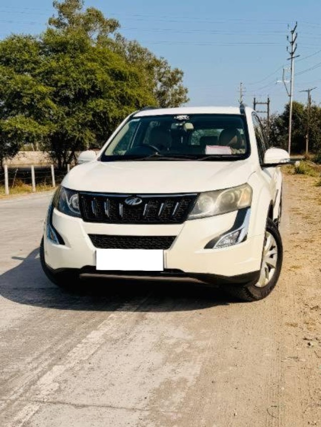 Second-hand 2017 Mahindra XUV500 W6 2WD for sale in Ujjain-3