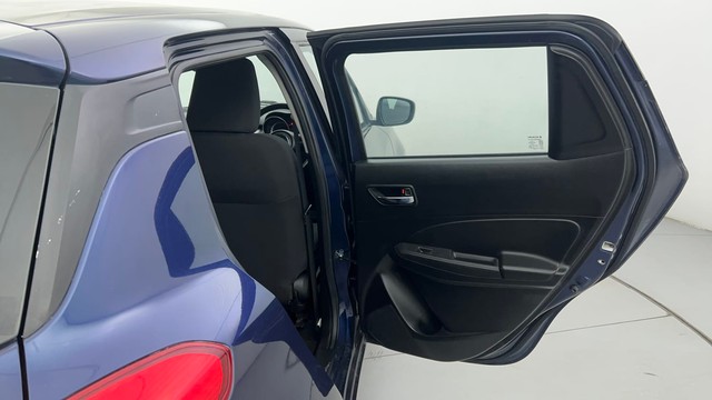 Second-hand 2023 Maruti Swift ZXI AMT for sale in Ahmedabad-39