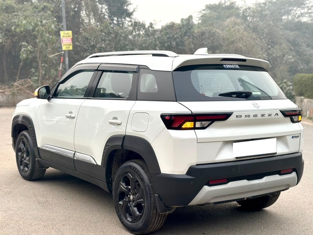 Second-hand 2024 Maruti Brezza Zxi AT for sale in New Delhi-3