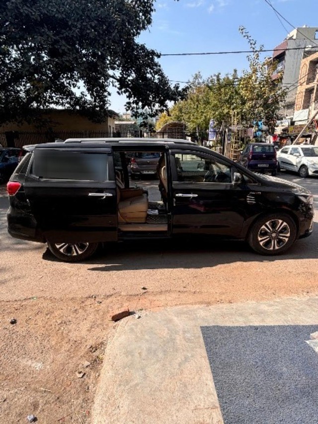 Second-hand 2021 Kia Carnival Premium 8 STR for sale in New Delhi-4