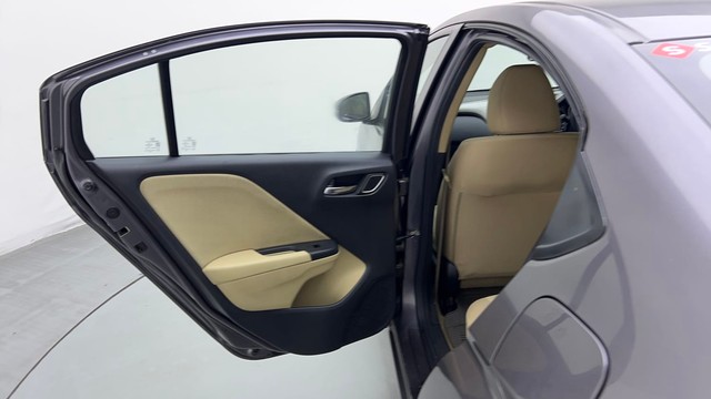 Second-hand 2021 Honda City 1.5 V MT Exclusive for sale in Gurgaon-23