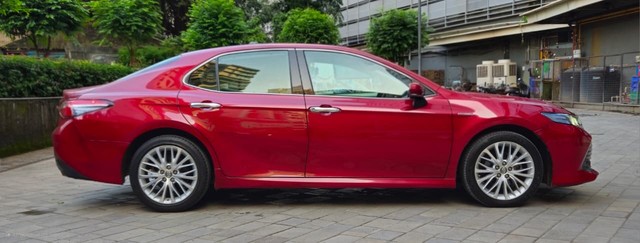 Second-hand 2019 Toyota Camry Hybrid 2.5 for sale in Mumbai-1