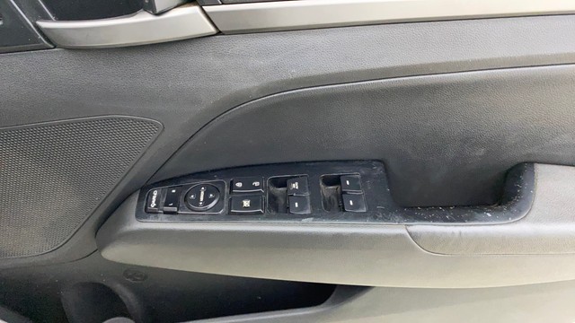 Second-hand 2016 Hyundai Elantra 2.0 SX Option AT for sale in Navi Mumbai-17