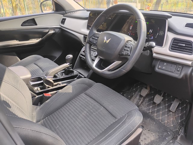 Second-hand 2024 Mahindra XUV700 AX5 7 Str Diesel for sale in Agra-12
