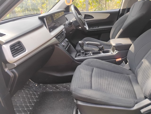 Second-hand 2024 Mahindra XUV700 AX5 7 Str Diesel for sale in Agra-13