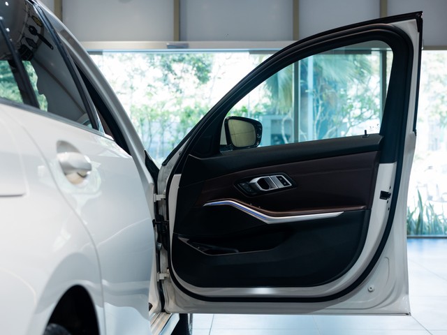 Second-hand 2020 BMW 3 Series 320d Luxury Line for sale in Kolkata-14