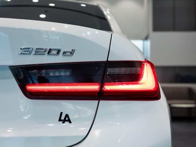 Second-hand 2020 BMW 3 Series 320d Luxury Line for sale in Kolkata-9