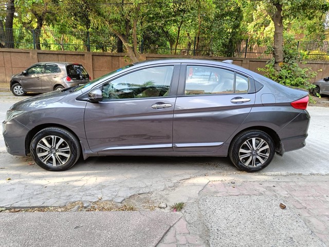 Second-hand 2018 Honda City i-VTEC V for sale in New Delhi-3