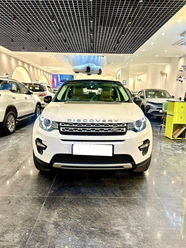 Second-hand 2018 Land Rover Discovery HSE 3.0 TD6 for sale in New Delhi-3