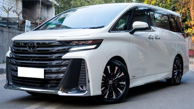 Second-hand 2025 Toyota Vellfire VIP Executive Lounge for sale in New Delhi-3