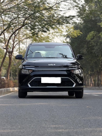 Second-hand 2025 Kia Carens Premium Opt for sale in New Delhi